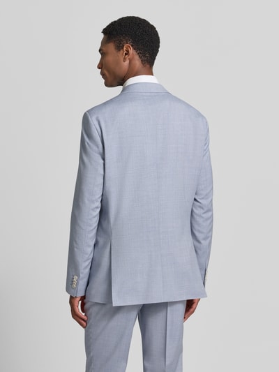 Männermodel trägt hellblauen Slim-Fit Anzug aus reiner Schurwolle Modell 'H-HUGE-2PCS-263' von BOSS, Ganzkörperansicht Rückansicht.
