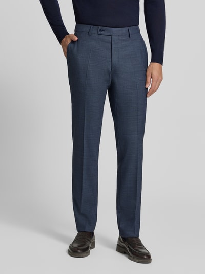 Mężczyzna nosi spodnie Slim Fit Anzug aus Schurwoll-Mix von HECHTER PARIS w kolorze niebieskim, kieszenie z patką, kanty, zapięcie na guzik i zamek błyskawiczny, Ganzkörperansicht von vorne. Szerokość w rozmiarze 50: 45 cm, długość tyłu: 75 cm, szerokość ramion: 40 cm, długość rękawów: 64 cm, długość wewnętrzna nogawki: 58 cm.