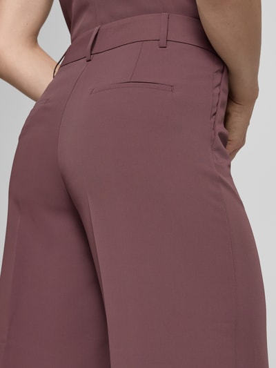 Frauenmodel trägt Wide Fit Stoffhose mit Bügelfalten von Christian Berg Woman Selection im Elastischer-Material-Mix, Detailaufnahme Rückansicht.
