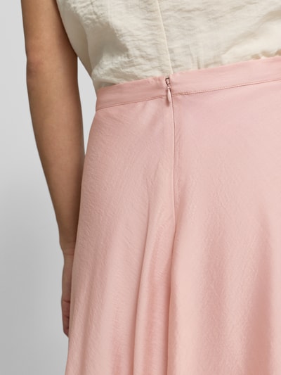 Frauenmodel trägt Midirock mit rückseitigem Reißverschluss von Jake*s Collection in zartem Rosa, Satin, A-Linie, Detailaufnahme Rücken.