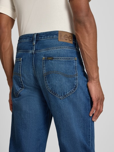 Männermodel trägt Straight Fit Jeans im 5-Pocket-Design Modell 'WEST' von Lee aus Reiner Baumwolle, Gerader-Schnitt, Detailaufnahme Rückansicht.