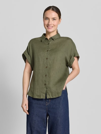 Frauenmodel trägt Damen Leinenbluse mit Knopfleiste Modell 'DOLLY' von 0039 Italy, olivgrün, Hemdblusenkragen, Regular-Fit, reine Leinen, Ärmel mit Aufschlag, Rückenlänge bei Größe S 64 cm, Ganzkörperansicht von vorne.
