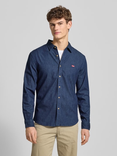 Męski model nosi Freizeithemd in Denim-Optik od Levi's®, regular fit, bawełniany miks ze stretchem, widok całej sylwetki z przodu.