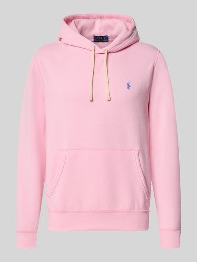 Produktfoto, Regular Fit Hoodie aus Baumwoll-Mix von Polo Ralph Lauren in Hellrosa mit Kängurutasche und Kapuze vor grauem Hintergrund.