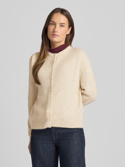 Frauenmodel trägt Strickjacke mit Knopfleiste Modell 'NIMMA' von B.Young im Material-Mix mit Lanawoll-Anteil, Regular-Fit, gerippte Abschlüsse, Rundhalsausschnitt, beige Farbton, sichtbare Textur, Ganzkörperansicht von vorne.