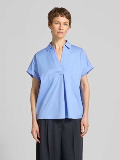 Frauenmodel trägt Regular Fit Bluse mit V-Ausschnitt Modell 'Basilia' von JOOP! in Hellblau, Baumwoll-Mix mit Stretch, Ganzkörperansicht von vorne.