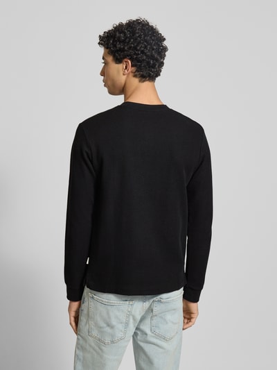 Männermodel trägt Regular Fit Longsleeve in Strick-Optik Modell 'Niagara' von JACK & JONES im Baumwoll-Mix, Rückansicht Ganzkörperansicht.