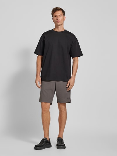 EA7 Emporio Armani Sweatshorts mit Label-Print Mittelgrau 1