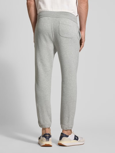 Männermodel trägt Regular Fit Sweatshorts aus Baumwoll-Mix von Polo Ralph Lauren, Optik: Unifarben, Ganzkörperansicht Rückansicht.