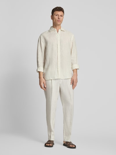 Mannelijk model draagt Leinenhose mit Bügelfalten und Eingrifftaschen van JAKE*S STUDIO MEN, regular fit, crèmekleurig met strepen, zuiver linnen, geheel van voren.