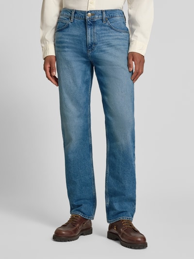 Męski model nosi Straight Fit Jeans im 5-Pocket-Design Modell 'WEST' od Lee z elastycznej mieszanki bawełny i lyocellu, niebieski denim, zapięcie na guzik i zamek, szlufki na pasek, Szerokość w rozmiarze 32/32: 44 cm, długość nogawki wewnętrznej: 81 cm, pełny widok z przodu.