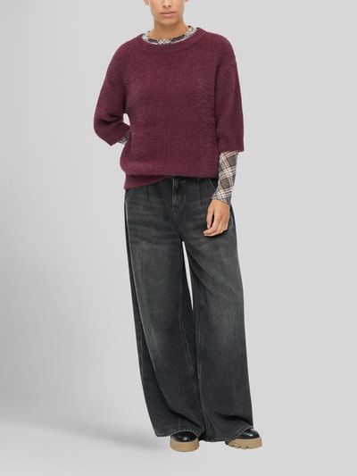 Frauenmodel trägt Pullover mit halblangen Ärmeln von S.OLIVER CASUAL in Bordeaux, unifarben, Strickoptik, Ganzkörperansicht von vorne.