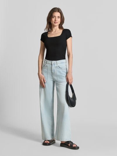 Frauenmodel trägt T-Shirt in Ripp-Optik mit Karree-Ausschnitt von JAKE*S STUDIO WOMAN aus Baumwoll-Elasthan-Mix, Slim-Fit, schwarz, Ganzkörperansicht von vorne.