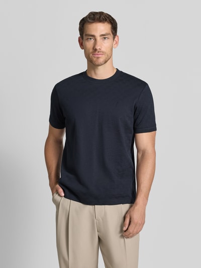 Männermodel trägt T-Shirt mit Logo-Stitching Modell 'Benluco' von JOOP!, navy, Strukturmuster, Baumwolle, Regular Fit, Ganzkörperansicht von vorne