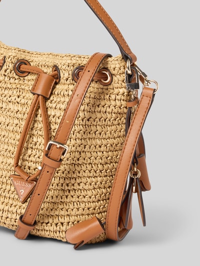 Productfoto, Handtasche in Flecht-Optik Modell 'Ofelia' van Guess, beige papier met bruin kunstleer, magnetische sluiting, afneembare schouderriem, logo-appliqué, 22x20x13 cm, schouderriem 114 cm