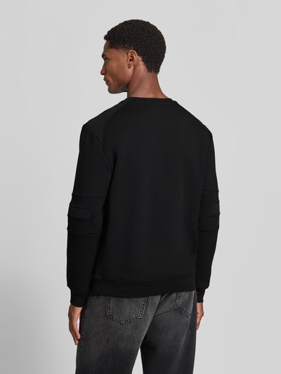 Männermodel trägt zwart heren sweatshirt met labelpatch Model 'NEUTER' van Antony Morato, getailleerd, ronde hals, verstevigde mouwen, elastische boorden, ruglengte maat M 66 cm, mouwlengte maat M 58 cm, Ganzkörperansicht Rückansicht.