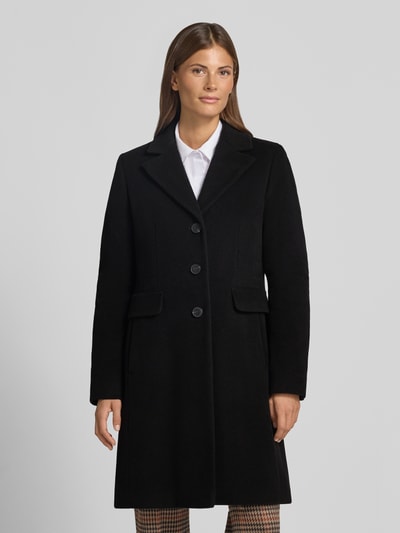 Vrouwenmodel draagt Mantel uit wolmix met reverskraag en klepzakken van FUCHS SCHMITT, zwart, straight fit, knoopsluiting, gladde textuur, Ganzkörperansicht van voren. Ruglengte maat 36: 95 cm, schouderbreedte: 42 cm, borstwijdte: 48 cm, mouwlengte: 66 cm.