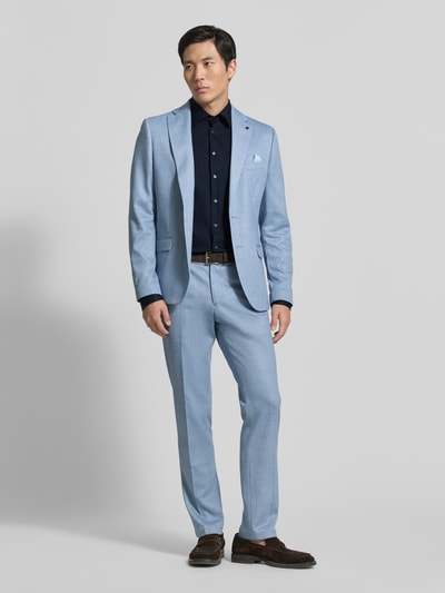 Männermodel trägt Roy Robson Slim Fit Business-Hemd mit kentkraag aus puur katoen, knoopsluiting, sportmanchet, ganzkörperansicht von vorne.