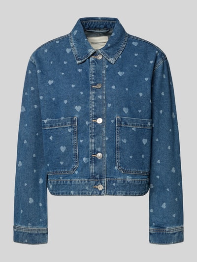 Produktfoto, Oversized Jeansjacke aus reiner Baumwolle von Tom Tailor Denim in Blau mit Allover-Herz-Muster, Umlegekragen, langarm, einreihige Knopfleiste und aufgesetzte Eingrifftaschen, Denim-Optik