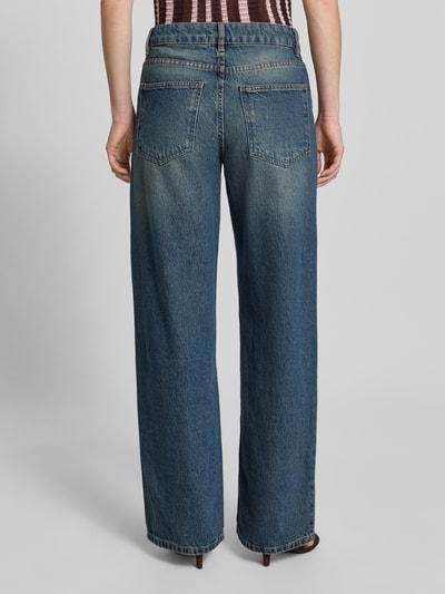 Frauenmodel trägt Wide-Leg-Pants aus Reine Baumwolle im 5-Pocket-Design Modell 'DULCE' von Mango, ausgestellt, mittleres Jeansblau, Ganzkörperansicht Rückansicht. Bundweite 40 cm, Innenbeinlänge 84 cm in Größe 36.