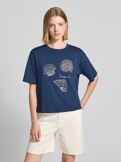 Frauenmodel trägt Damen T-Shirt von Weekend Max Mara, Modell 'SABATO', Optik: Unifarben, Regular-Fit, Floral-Stitching, Rundhals, Kurzarm, Feinripp, Reine Baumwolle, Marineblau, glatte Struktur, Ganzkörperansicht von vorne.
