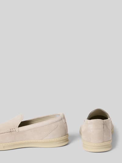 Produktfoto, Slip-on-Sneaker aus Leder mit Gummisohle von Woolrich in Beige, abgerundete Spitze, Gummisohle, Größe 44: 3 cm Absatz, 7 cm Schafthöhe, 12 cm Schaftweite, matte Textur, seitliche und Rückansicht