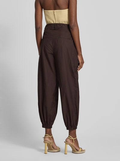 Vrouwenmodel draagt Barrel Fit broek uit katoenmix model 'ETIENNE JOGG' van Cambio, look: effen, high waist, labelapplicatie, elastische boord, zij-steekzakken, materiaal: katoenmix. Ganzebelichaamsaanzicht achteraan.
