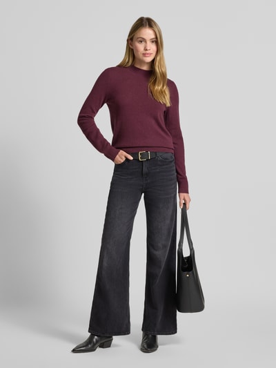 Vrouwenmodel draagt Wide Fit Jeans uit katoenmix model 'SURI' van s.Oliver RED LABEL, uniekkleurig, high rise, wide leg, 5-pocket, denim, voorkant volledig zichtbaar.