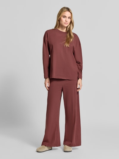 Frauenmodel trägt Wide Fit Hose aus reiner Baumwolle Modell 'GIXY' von American Vintage in Braun, elastischer Bund, Ganzkörperansicht von vorne.