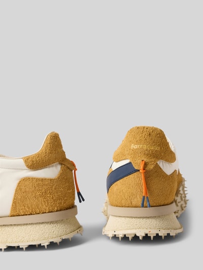 Produktfoto, Sneaker aus Leder-Textil-Mix mit profilierter Sohle von Barracuda, beige und weiß, strukturierte Gummi-Laufsohle, abgerundete Spitze, farbige Details, Schnürung, Absatzhöhe 3 cm, Schafthöhe und -weite 10 cm, hochwertige Materialstruktur.