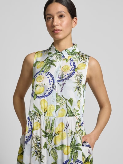 Frauenmodel trägt Hemdblusenkleid aus Reine Viskose mit Taillierter Schnitt, Midikleid, Hemdblusenkragen, Knopfleiste, Stufenrock von Marc Cain, Motiv mit Zitronen und Blättern, Ganzkörperansicht von vorne, Rückenlänge bei Größe 36: 116 cm, Brustweite bei Größe 36: 50 cm, Ärmellänge bei Größe 36: 9 cm.