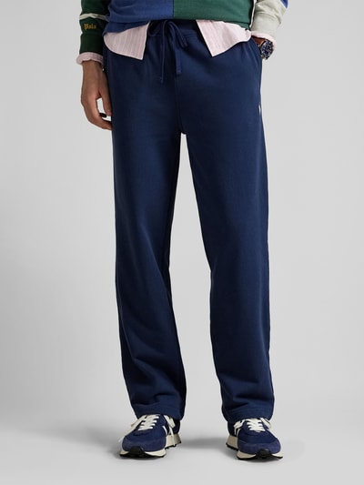 Männermodel trägt Regular Fit Sweatpants aus reiner Baumwolle von Polo Ralph Lauren in Dunkelblau, unifarben, Nahaufnahme Unterkörper.