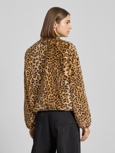 Vero Moda Kurtka z imitacji futra o kroju regular fit ze wzorem na całej powierzchni model ‘SONJALIGA’ Średniobrązowy melanż 5