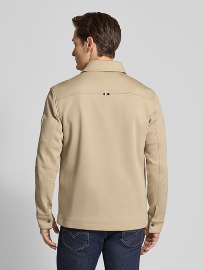 Männermodel trägt Regular Fit Sweatjacke aus Baumwoll-Mix von Tommy Hilfiger in Beige, unifarben, Rückansicht, Ganzkörperansicht.