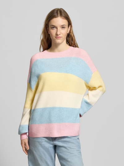 Frauenmodel trägt Regular Fit Strickpullover aus Viskose-Mix Modell 'ATIA' von Only, mehrfarbig gestreift, Rundhals, Ganzkörperansicht von vorne.