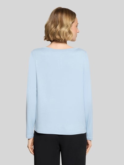 Frauenmodel trägt Regular Fit Langarmshirt aus Viskose-Mix von BETTY BARCLAY, unifarben, schimmernd, Ganzkörperansicht Rückansicht.