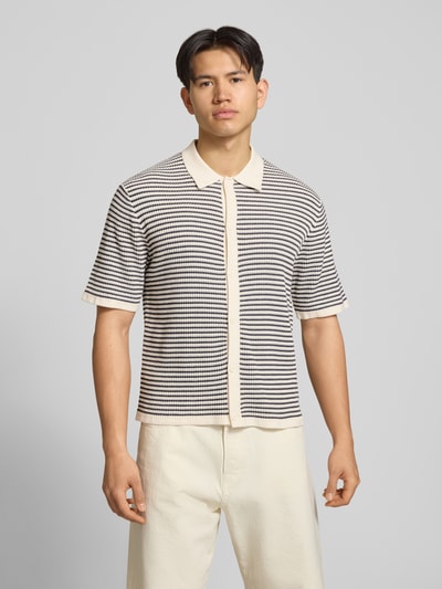 Männermodel trägt Regular Fit Freizeithemd mit 1/2-Arm von Jack & Jones, cremefarbene Baumwolle, Polokragen, Knopfleiste, Ganzkörperansicht von vorne.