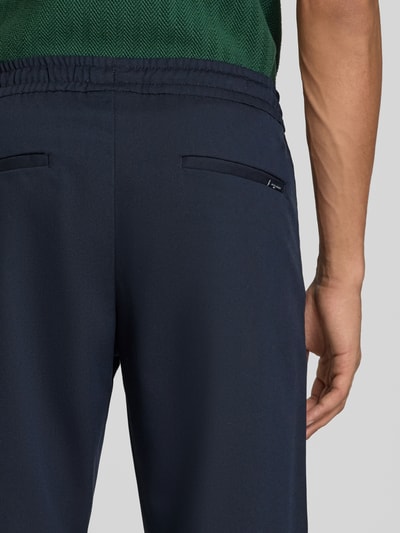 Männermodel trägt Relaxed Fit broek met elastische band Model 'TOBY' van JACK & JONES, Materiaalmix met viscose, Achterzakken, detailopname