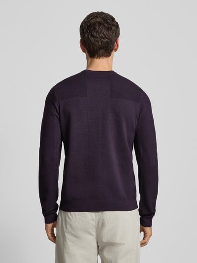Männermodel trägt Regular Fit Strickpullover mit Woll-Anteil Modell 'MOMENTUM' von BOSS Green, Optik: Unifarben, Ganzkörperansicht Rückansicht.
