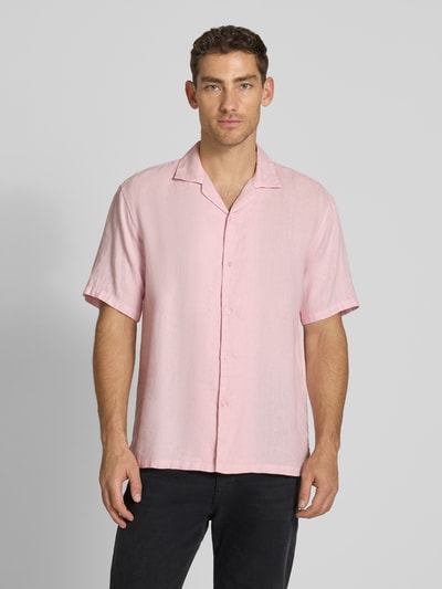 Männermodel trägt Regular Fit Leinenhemd mit Reverskragen von MCNEAL in Hellrosa, reine Leinenstruktur, Ganzkörperansicht von vorne.