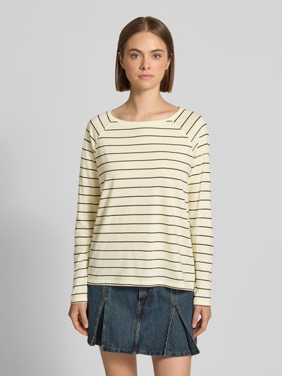Frauenmodel trägt Regular Fit Langarmshirt aus reiner Baumwolle von Marc O'Polo DENIM, cremefarben mit dunkelroten Streifen, Ganzkörperansicht von vorne.
