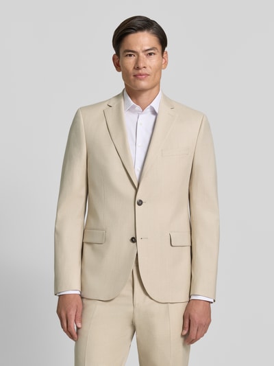 Męski model nosi Regular Fit Sakko aus Schurwoll-Mix von bugatti w jasnobeżowym kolorze z Kołnierz z połami, kieszeniami z patką, brustaszą, krój regular fit, mieszanka żywej wełny, bawełny i elastanu, Długość tyłu w rozmiarze 50: 73 cm, Szerokość ramion w rozmiarze 50: 44 cm, Długość rękawów w rozmiarze 50: 67 cm, Ganzkörperansicht von vorne.