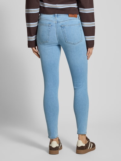 Frauenmodel trägt Slim Fit Jeans mit Logo-Patch von Calvin Klein Jeans, hellblau, Baumwoll-Mix, 5-Pocket-Design, Ganzkörperansicht Rückansicht.