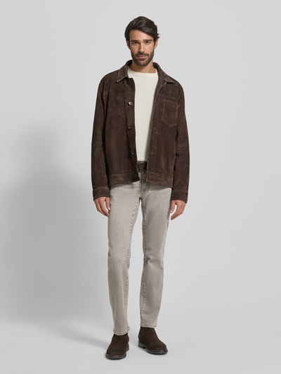 Männermodel trägt Slim Fit Jeans mit 5-Pocket-Design Modell 'Chuck' von Brax, Baumwoll-Elasthan-Mix, grauer Jeans-Look, Ganzkörperansicht von vorne. Bundweite 42 cm, Innenbeinlänge 79 cm bei Größe 32/32.