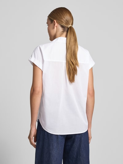Frauenmodel trägt Relaxed Fit Bluse mit Brusttasche Modell 'DORA' von Soyaconcept aus Reine Baumwolle, Kappärmel, Weiß, Rückenlänge 66 cm, Ganzkörperansicht Rückansicht.