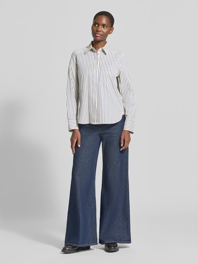 Frauenmodel trägt Loose Fit Langarmbluse aus Baumwoll-Mix von Jake*s Casual mit Streifenmuster in Weiß und Dunkelblau, Ganzkörperansicht von vorne.