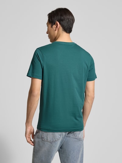 Männermodel trägt T-Shirt mit Rundhalsausschnitt und Logo-Stitching von Lerros in Grün, gerade Form, reine Baumwolle, Rückansicht.