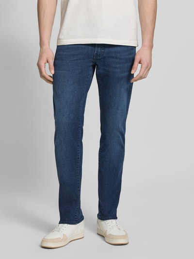 Männermodel trägt Jeans im Used-Look Modell 'Lyon' von Pierre Cardin, Baumwoll-Viskose-Mix, Regular-Fit, Ganzkörperansicht von vorne. Bundweite 42 cm, Innenbeinlänge 80 cm bei Größe 32/32.