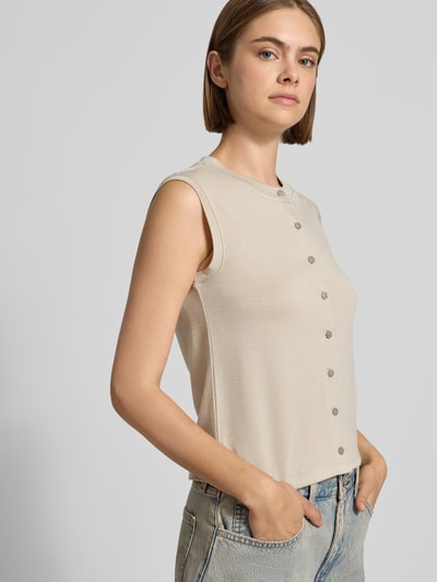 Kobiece model prezentuje top w kolorze beżowym z guzikami, o gładkiej strukturze, Regular Fit Top mit Viskose-Anteil Modell 'PIMI' von PIECES, Ganzkörperansicht von vorne, Damen Top von PIECES