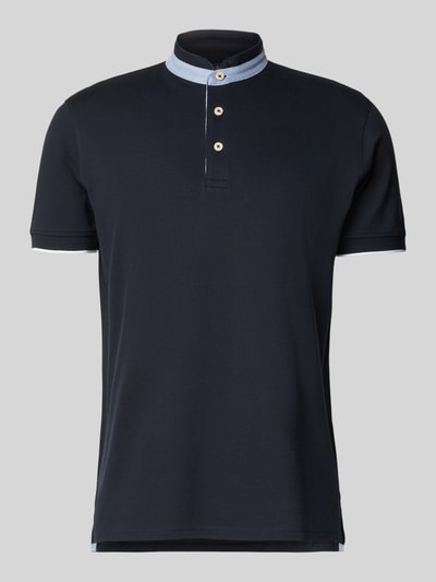 Produktfoto, Regular Fit Poloshirt aus reiner Baumwolle mit Stehkragen von Christian Berg Men, czarny kolor, krótkie rękawy, elastyczne ściągacze, krój regular fit, bawełna, guziki przy kołnierzu, długość tyłu w rozmiarze M: 75 cm